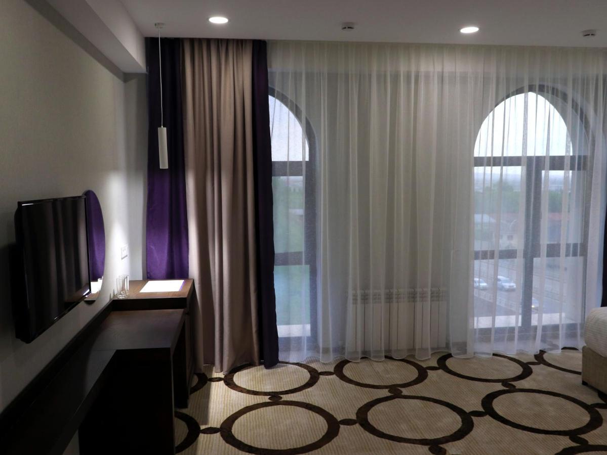 East Palace Hotel الماتي المظهر الخارجي الصورة
